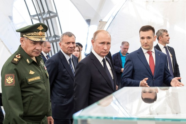 Владимир Путин в стрелковом центре Концерна «Калашников»