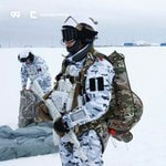Российские десантники в экипировке «Группы 99» совершили первый в мире арктический прыжок с высоты 10 тысяч метров